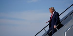 Ο Τραμπ κατεβαίνει σκάλα αεροπλάνου