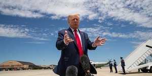 Ο Ντόναλντ Τραμπ μιλάει στα μικρόφωνα σε αεροδρόμιο