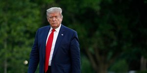 Ο Ντόναλντ Τραμπ περπατάει