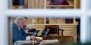 Ο Τραμπ στο γραφείο του 