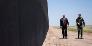 Ο Τραμπ με σερίφη στην Αριζόνα, στο τείχος των συνόρων με Μεξικό