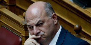 Ο Κώστας Τσιάρας προβληματισμένος στη Βουλή