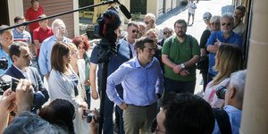 Ο Αλέξης Τσίπρας με πολίτες στην Ρόδο