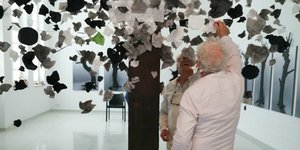 Κώστας Τσόκλης φτιάχνει δέντρο