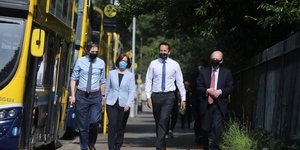 Ο Λίο Βάραντκαρ με υπουργούς του περπατούν