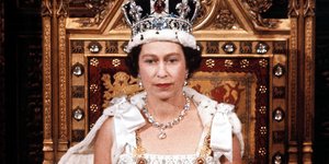 Η βασίλισσα Ελισάβετ στον θρόνο της