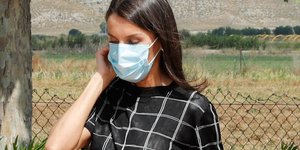 Η βασίλισσα Λετίθια της Ισπανίας με μαύρο κοντομάνικο πουλόβερ