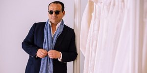 O Βασίλης Ζούλιας με μπλε φουλάρι και γυαλιά ηλίου 