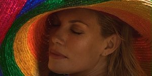 Η Βίκυ Καγιά με μεγάλο πολύχρωμο καπέλο 