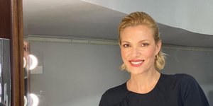 Η Βίκυ Καγιά με μαύρη μπλούζα