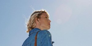 Η Βίκυ Καγιά με ολόσωμη τζιν φόρμα