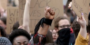 Διαδηλωτές στη Βιέννη με τα χέρια ψηλά και πλακάτ