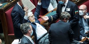 Βουλευτής βγαίνει έξω σηκωτός από το Κοινοβούλιο στην Ιταλία