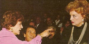 Vintage Φώτο: Η Ρένα Βλαχοπούπου και η Αννα Καλουτά στα Βραβεία του Θεατρικού Μουσείου 