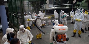 Εργαζόμενοι για απολύμανση στην Βραζιλία