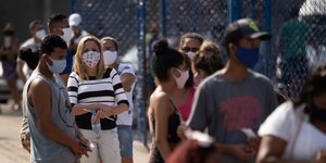 Κόσμος με μάσκες για τον κορωνοϊό στην Βραζιλία