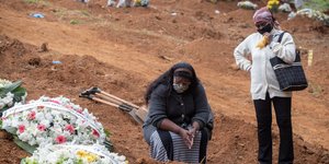 Γυναίκα πενθεί σε πρόχειρο νεκροταφείο στην Βραζιλία