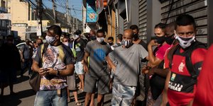 Βραζιλιάνοι σε ουρά για σούπερ μάρκετ, φορώντας μάσκες για τον κορωνοϊό