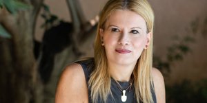 ξανθιά χωρίστρα στη μέση