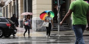 Γυναίκες με ομπρέλες στην βροχή