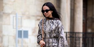 γυναίκα με φόρεμα στο δρόμο