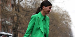 γυναίκα με πράσινο κουστούμι