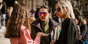 γυναίκες με γυαλιά συζητούν στην εβδομάδα μόδας