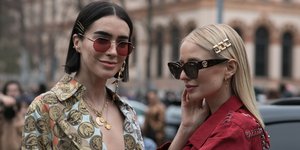 γυναίκες με κοσμήματα και γυαλιά στην εβδομάδα μόδας