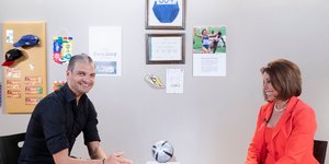 Ο Αγγελος Χαριστέας με την Βούλα Πατουλίδου στην εκπομπή της Cosmote TV