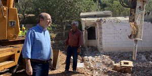 Ο Κωστής Χατζηδάκης σε κατεδάφιση αυθαιρέτου