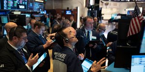Χρηματιστές στη Νέα Υόρκη κοιτάζουν ψηλά