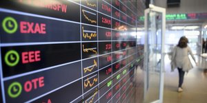 Πίνακας μετοχών στο κτίριο του Χρηματιστηρίου Αθηνών