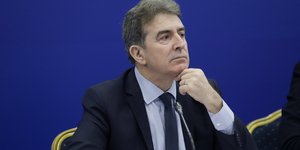 Μιχάλης Χρυσοχοϊδης σκεφτικός 