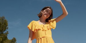 γυναίκα με κίτρινο φόρεμα Kitri