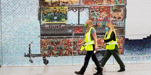 Υπάλληλοι με μάσκα για κορωνοϊό σε αεροδρόμιο της Νέας Υόρκης