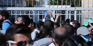 Μεγάλος συνωστισμός έξω από την Υπηρεσία Ασύλου