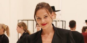 H Υβόννη Μπόσνιακ με μαύρο σακάκι