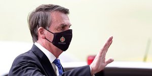 Ο Ζαϊχ Μπολσονάρου με μάσκα για τον κορωνοϊό
