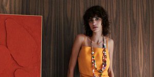γυναίκα με πορτοκαλί φόρεμα Zara
