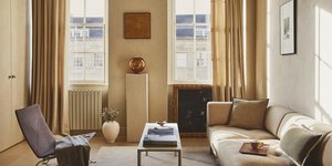 Σαλόνι με καναπέ και διακοσμητικά στους τοίχους