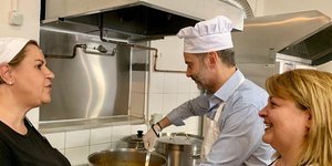 O Κωνσταντίνος Ζέρβας μαγειρεύει με δύο γυναίκες να παρακολουθούν
