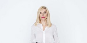 Η Ζέτα Δούκα με λευκό πουκάμισο και μαύρο παντελόνι
