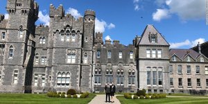 το ζευγάρι έξω από το κάστρο