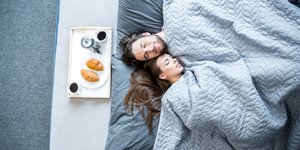 δισκος με πρωινο διπλα στο κρεβατι