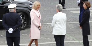 Η Μπριζίτ Μακρόν με ροζ παλτό και φόρεμα