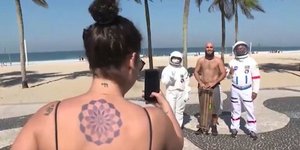 To ζευγάρι ποζάρει μ' έναν νεαρό σε παραλία του Ρίο στη Βραζιλία 