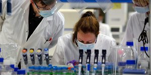 Ανάλυση δειγμάτων του νέου κορωνοϊού σε εργαστήριο στο Βέλγιο