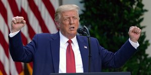 O Ντόναλντ Τραμπ εμφανίστηκε με γκρίζα μαλλιά στο Λευκό Οίκο