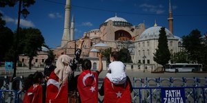Τούρκοι πανηγυρίζουν για την απόφαση μετατροπής της Αγίας Σοφίας σε τζαμί