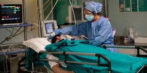 Περίθαλψη ασεθενούς με Covid-19 σε νοσοκομείο στο Μιλάνο